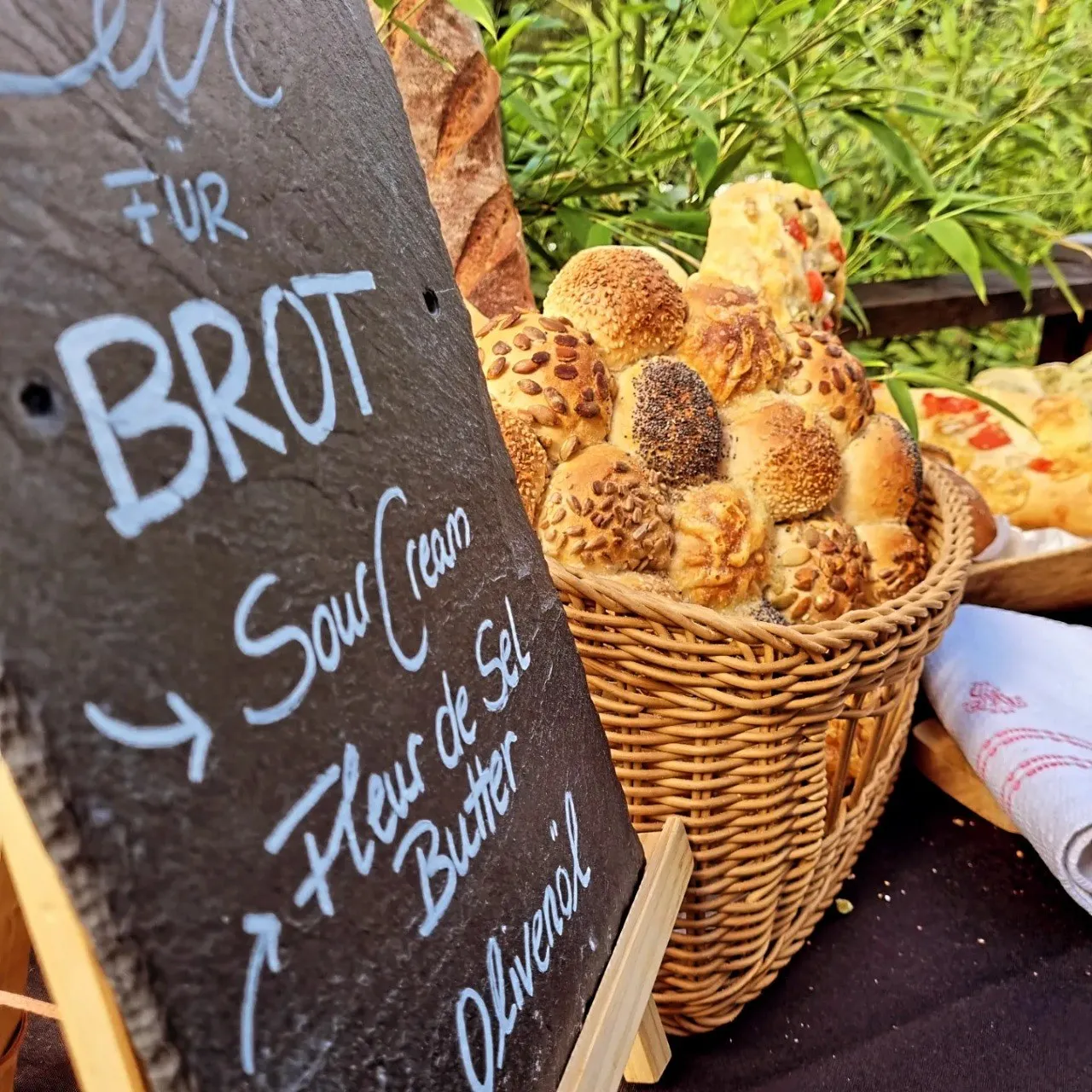 Brotstation mit verschiedenen hausgemachten Brötchen