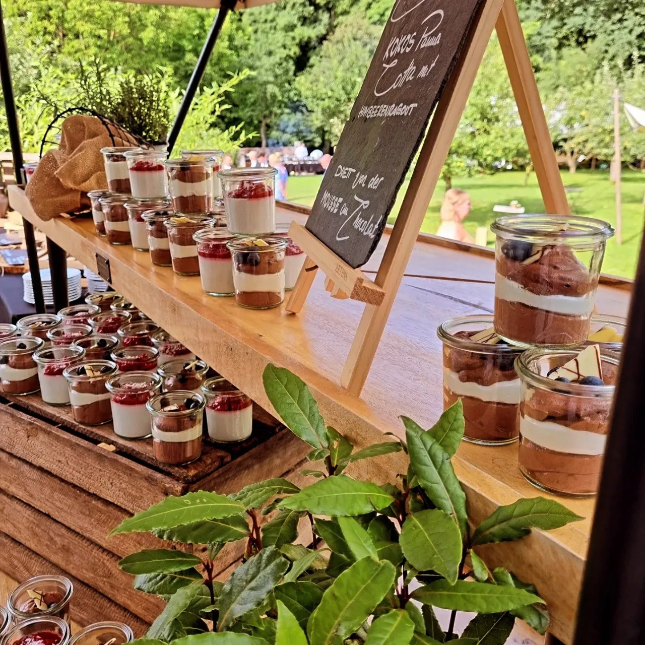 Dessertgläser auf einer rustikalen Catering-Anrichte