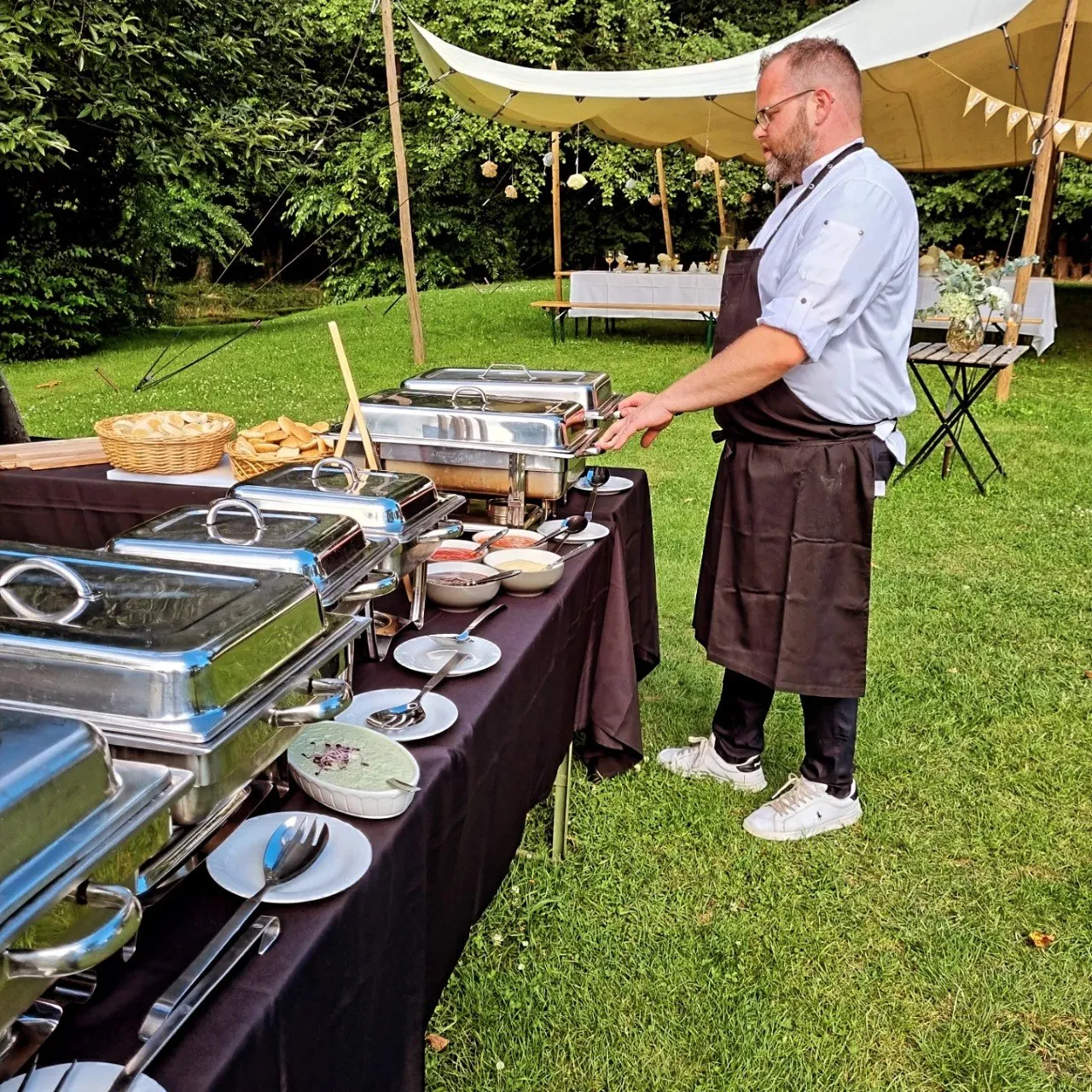 Koch am warmen Buffet im Freien