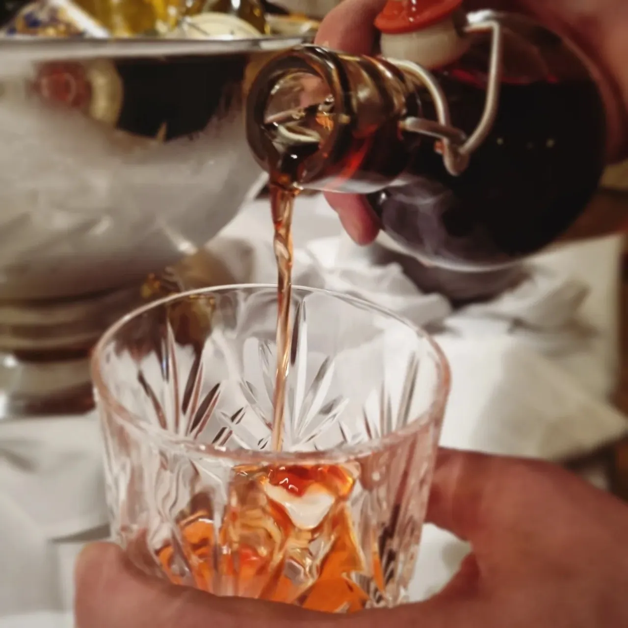 Getränk wird in ein Glas eingeschenkt