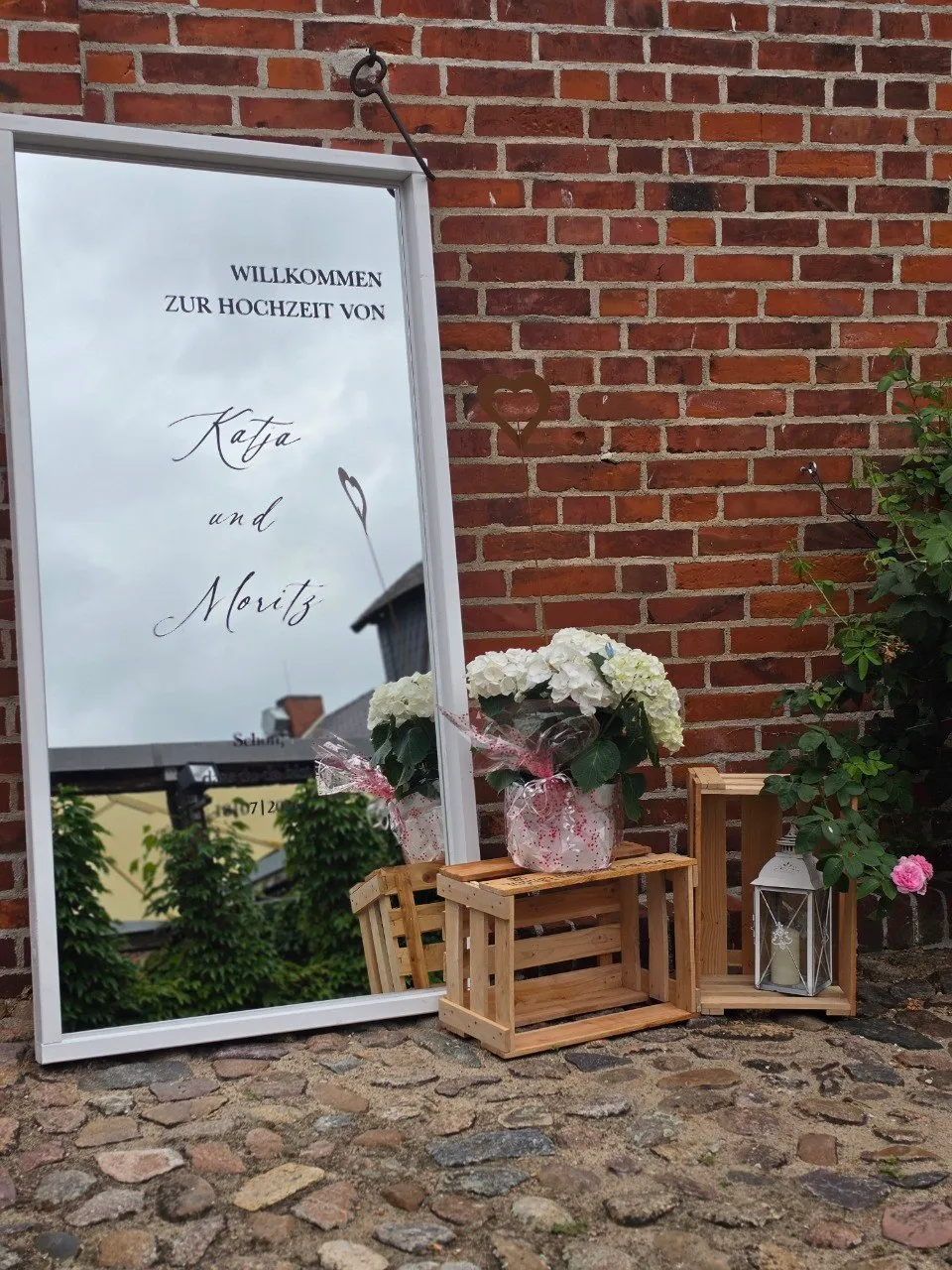 Persönlicher Hochzeitsempfang mit Spiegel, Blumen und Laterne