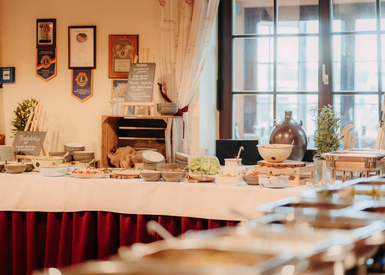 Rustikal angerichtetes Buffet für eine Hochzeitsfeier