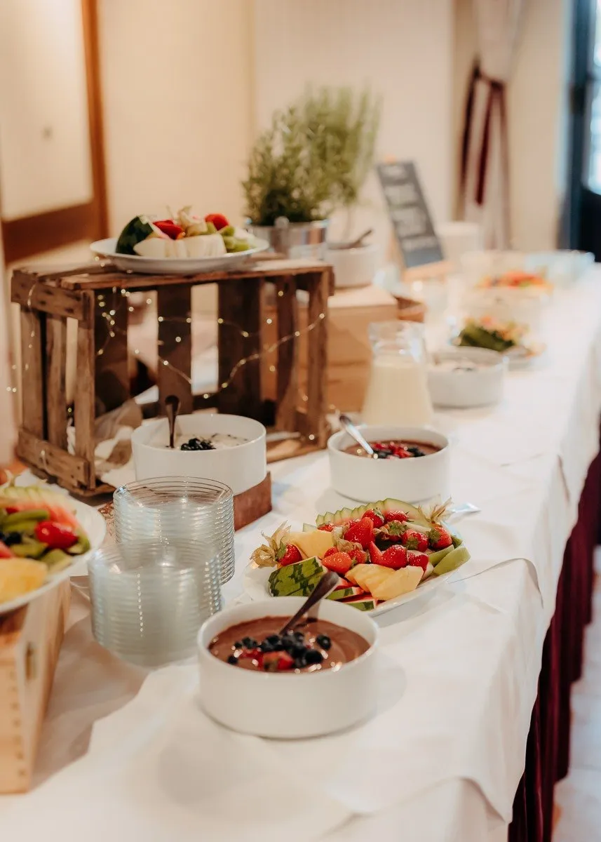 Obst- und Dessertbuffet mit Beeren, Melone und Cremes