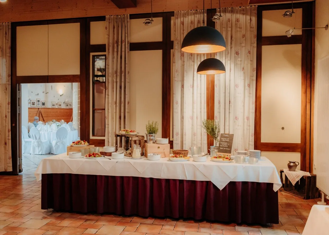 Buffet im festlich vorbereiteten Saal