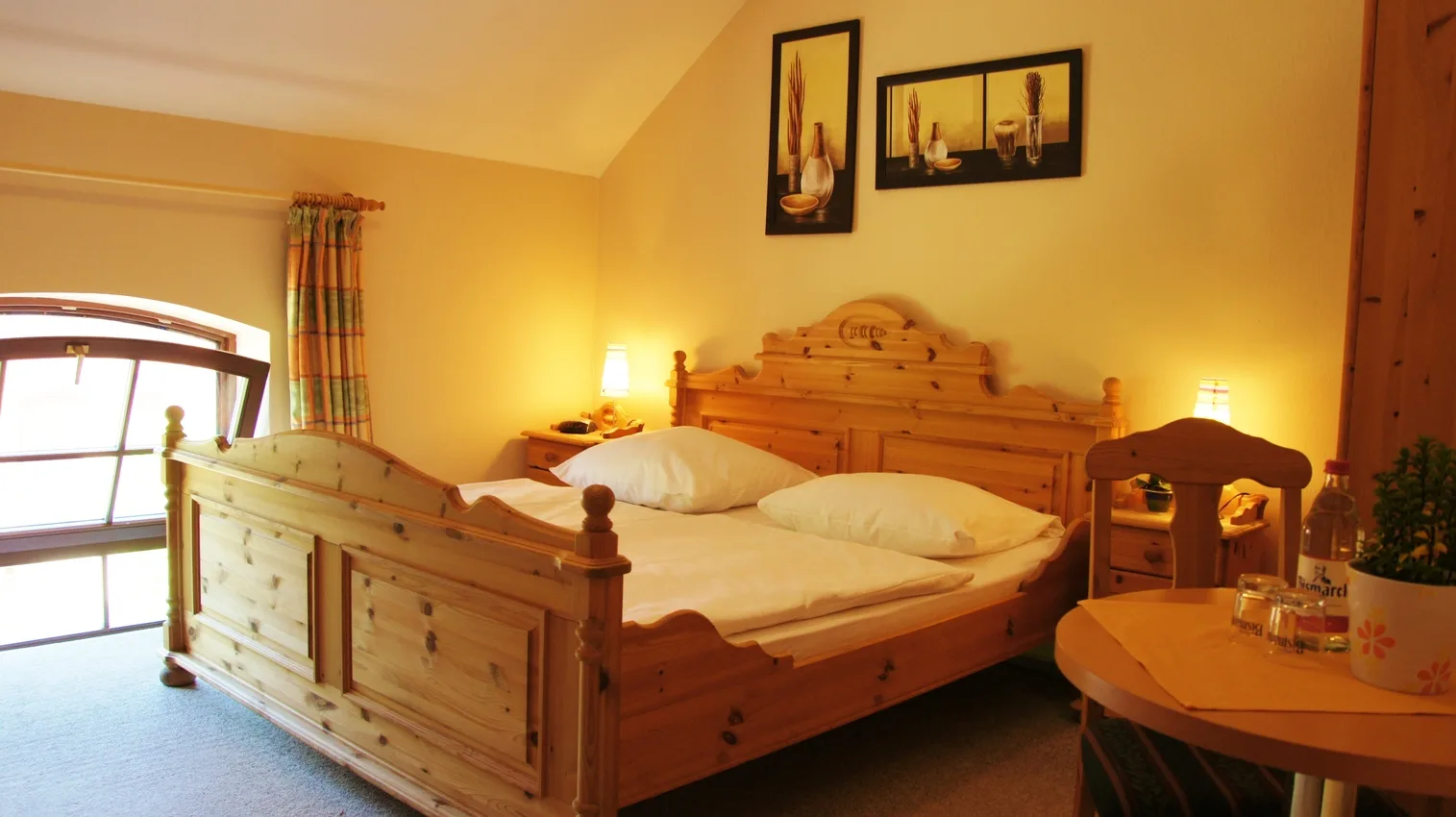 Gemütliches Doppelzimmer mit Holzbett im Kuhstall Dahse